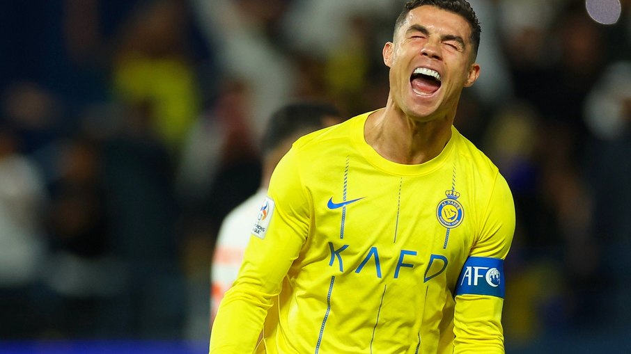 Cristiano Ronaldo fez gesto para torcida após ouvir gritos de 'Messi'
