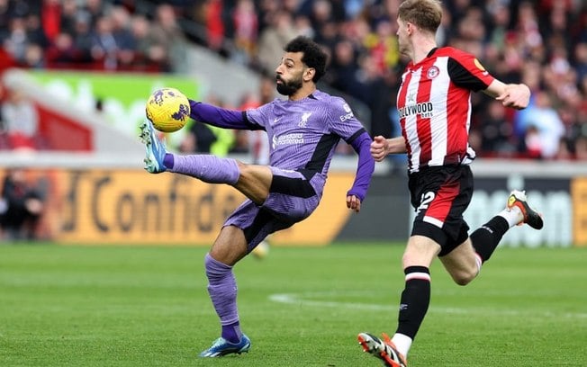 Salah entra ainda no primeiro tempo e, mesmo longe da melhor forma, se destaca e faz um belo gol 