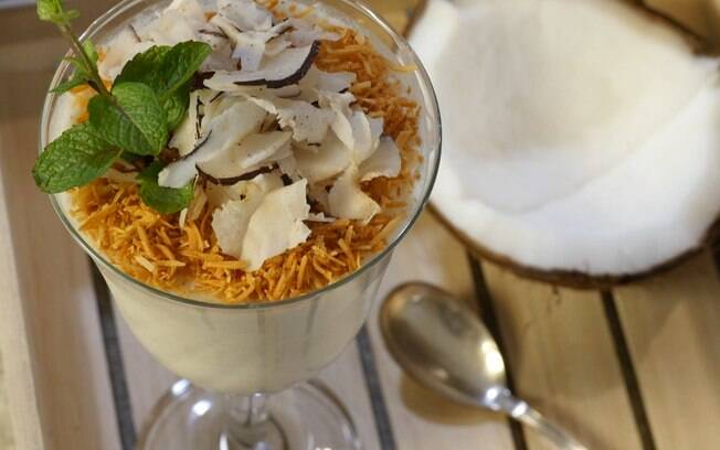 A receita de mousse de coco foi elaborada pela chef Luiza Hoffmann, no programa Bizu, exibido pelo Food Network 