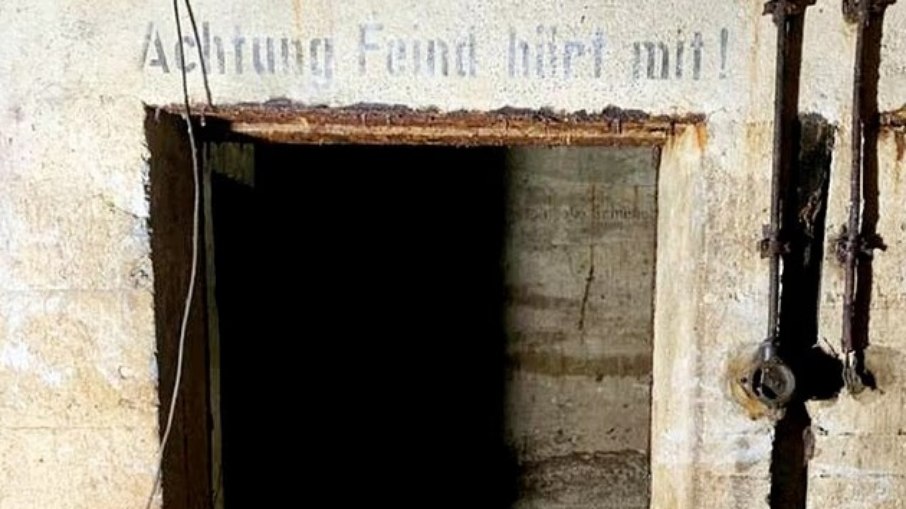 Uma frase dentro do bunker diz 'achtung feind hort mit' - que significa 'cuidado, o inimigo está ouvindo'