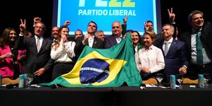 PL cresce nas urnas, lidera para o Planalto e domina o Congresso