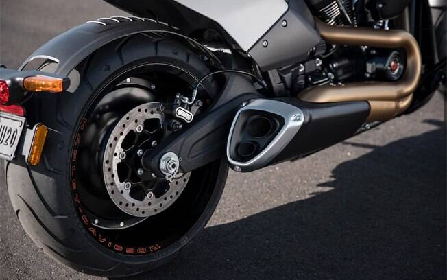 A roda traseira da Harley-Davidson FXDR é uma obra de arte, assim como uma série de outros detalhes