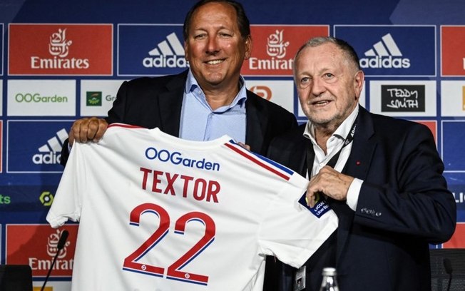 John Textor chega ao Lyon, cita Botafogo e dispara contra o PSG