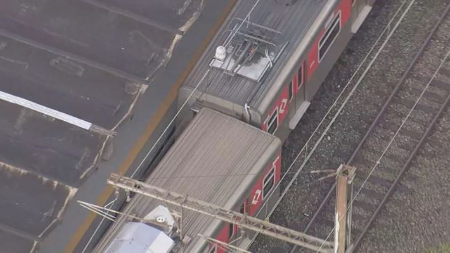 Linha 8-Diamante: trem cheio de passageiros descarrila na em SP