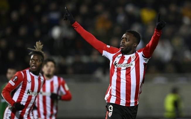 Iñaki Williams (D) comemora após marcar na vitória do Athletic Bilbao sobre o Ludogorets por 2 a 1 nesta quinta-feira, pela Liga Europa