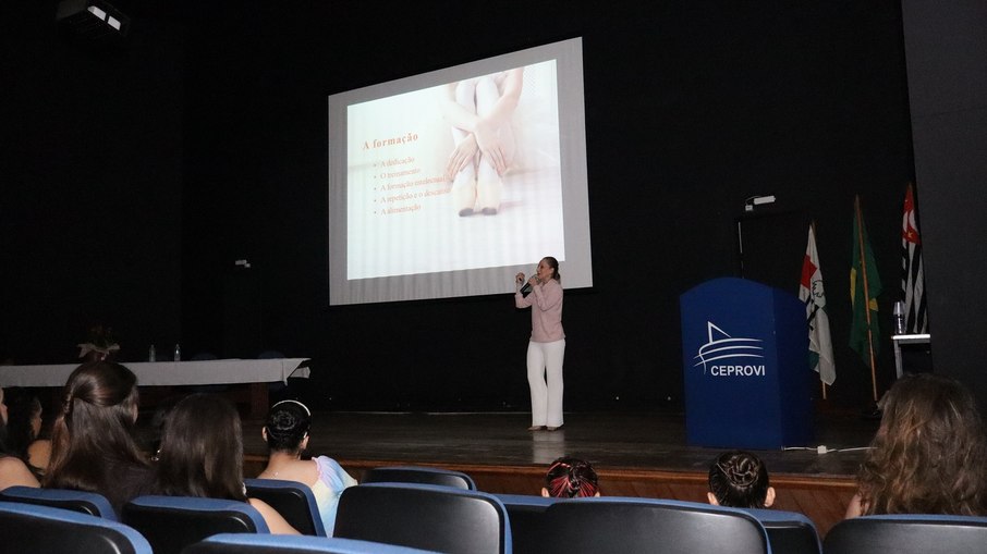 Alunos de escolas de dança participaram da palestra da renomada bailarina Alunos de escolas de dança participaram da palestra da renomada bailarina