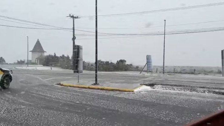 Neve%20cai%20pela%20primeira%20vez%20no%20pa%C3%ADs%20em%202025%3B%20veja%20registros%20no%20Sul