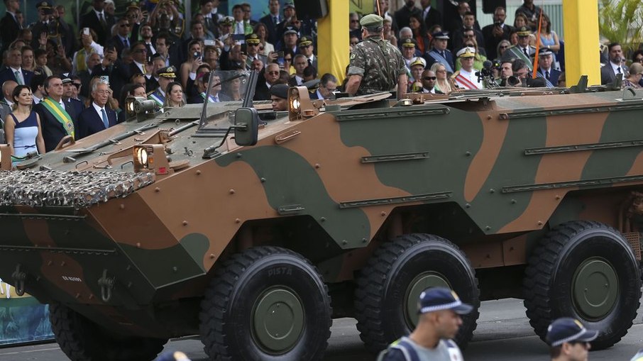 Desfile de 7 de setembro com blindados do Exército