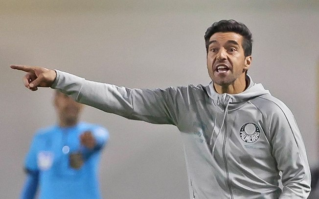 Abel Ferreira orienta seus jogadores no duelo frente ao Athletico-PR, em Barueri Abel Ferreira orienta seus jogadores no duelo frente ao Athletico-PR, em Barueri
