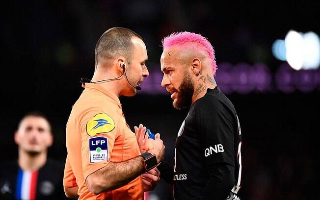 Neymar discute com o árbitro, que 