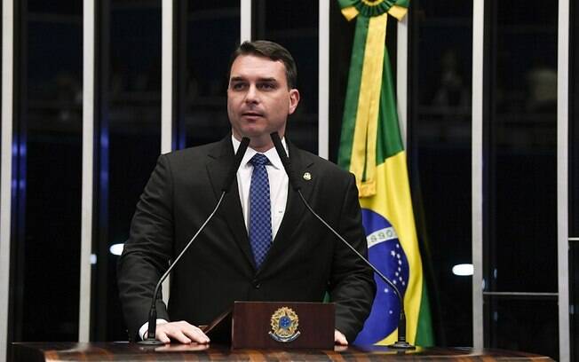 Senador Flávio Bolsonaro disse que foi informado pelo colega Eduardo Gomes (MDB-TO), líder do governo no Congresso.