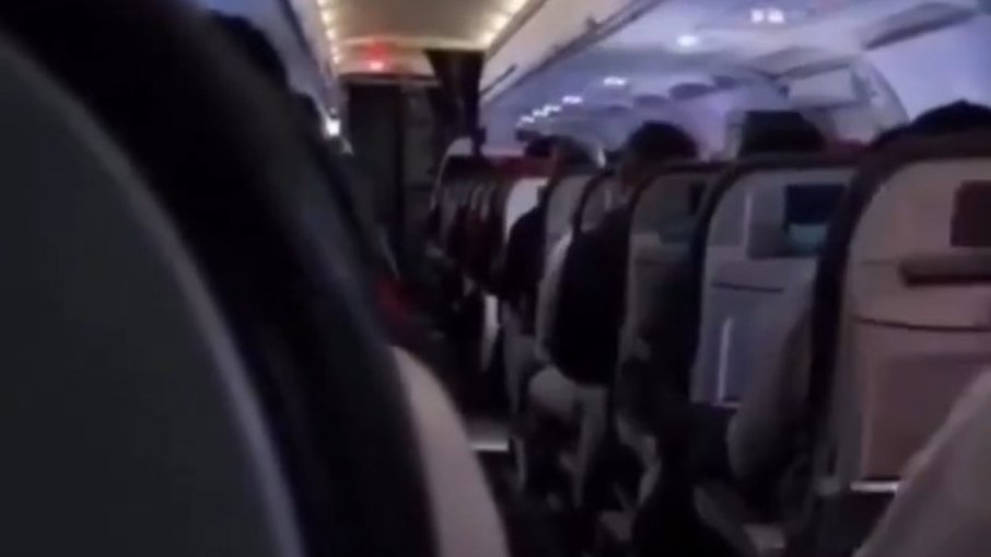 Avião da Latam antes de ser atingido por um raio