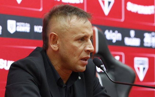 Rafinha foi efetivado diretor do clube em julho Rafinha foi efetivado diretor do clube em julho