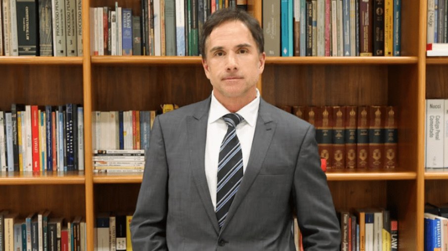 Eduardo Appio recebe sanção de demissão após investigação por furto em comércio Eduardo Appio recebe sanção de demissão após investigação por furto em comércio