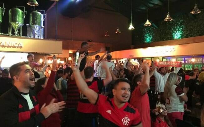 Máscaras, bateria e festa à carioca: torcida do Flamengo lota bar em Montevidéu para jogo antes da final