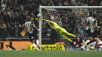 Atl%C3%A9tico-MG%20vence%20nos%20p%C3%AAnaltis%20e%20elimina%20Flamengo