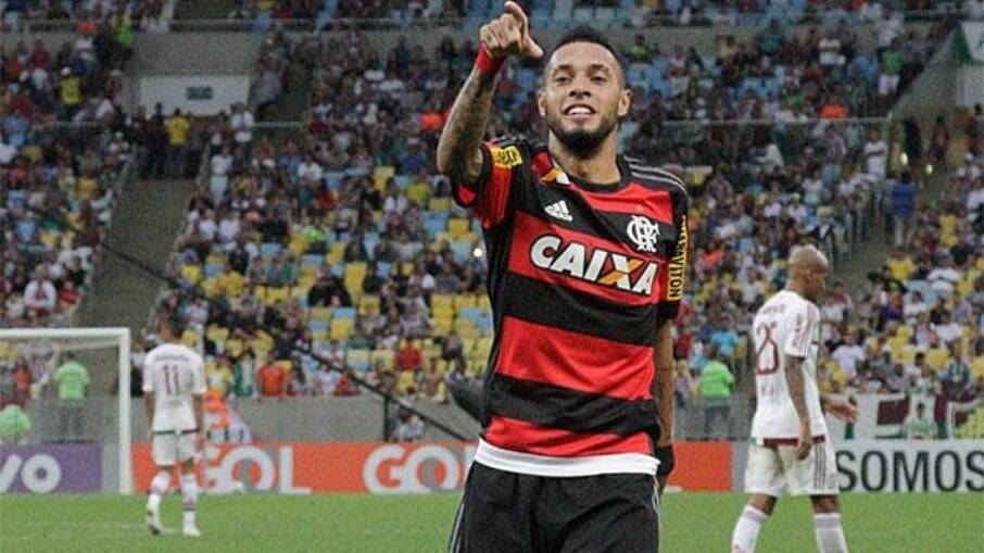 Paulinho em campo com a camisa do Flamengo