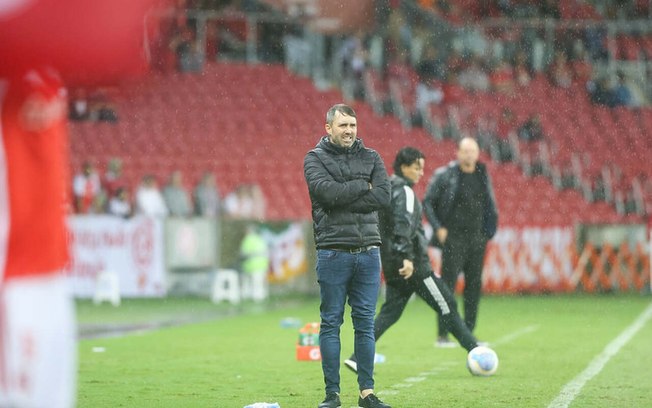 Coudet observa movimentação do Inter na área técnica do Beira-Rio