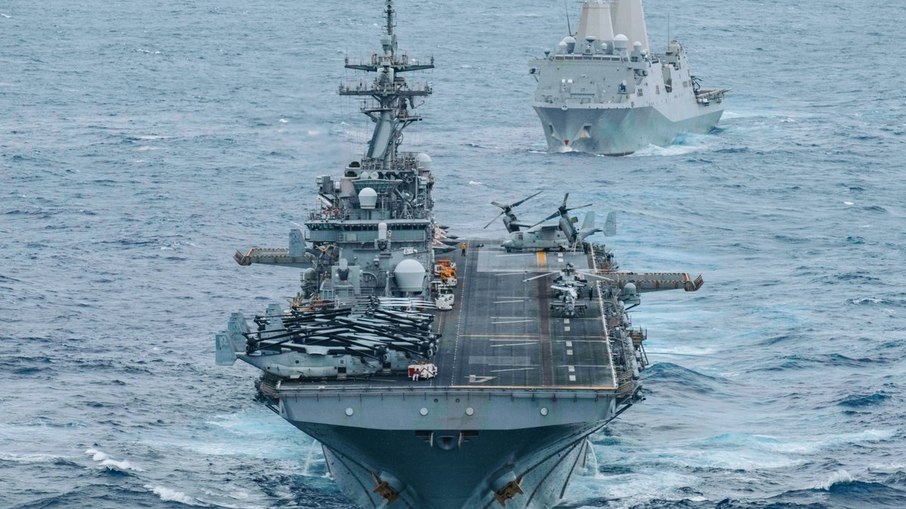 USS Boxer (LHD 4) e o USS Portland (LPD 27) navegam no Oceano Índico USS Boxer (LHD 4) e o USS Portland (LPD 27) navegam no Oceano Índico