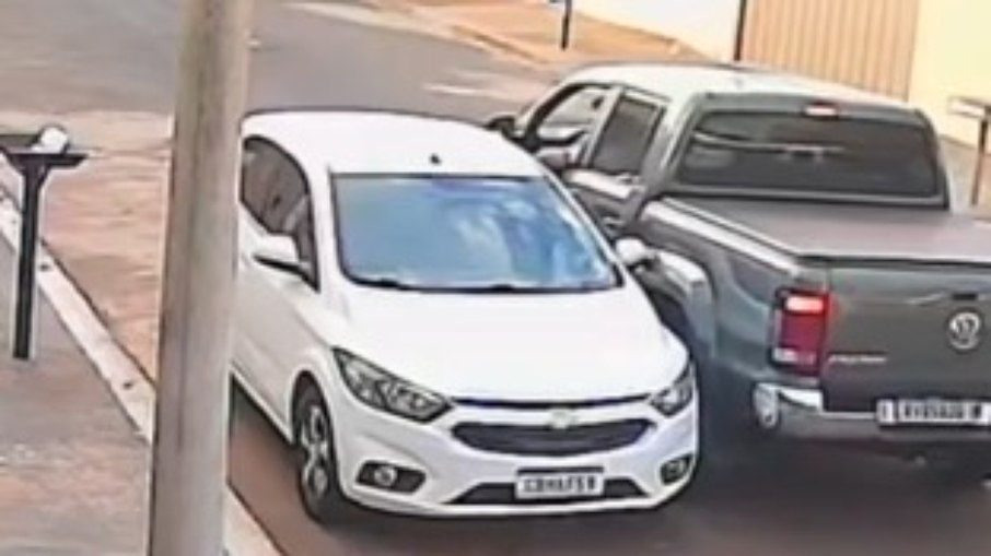 Vídeo: motorista de caminhonete acerta carro em cheio após briga Vídeo: motorista de caminhonete acerta carro em cheio após briga