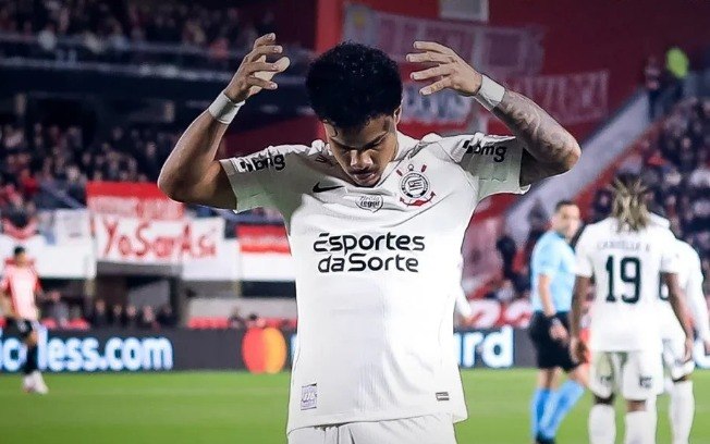 Kaio César comemora gol de empate do Corintians contra o Estudiantes, em La Plata
