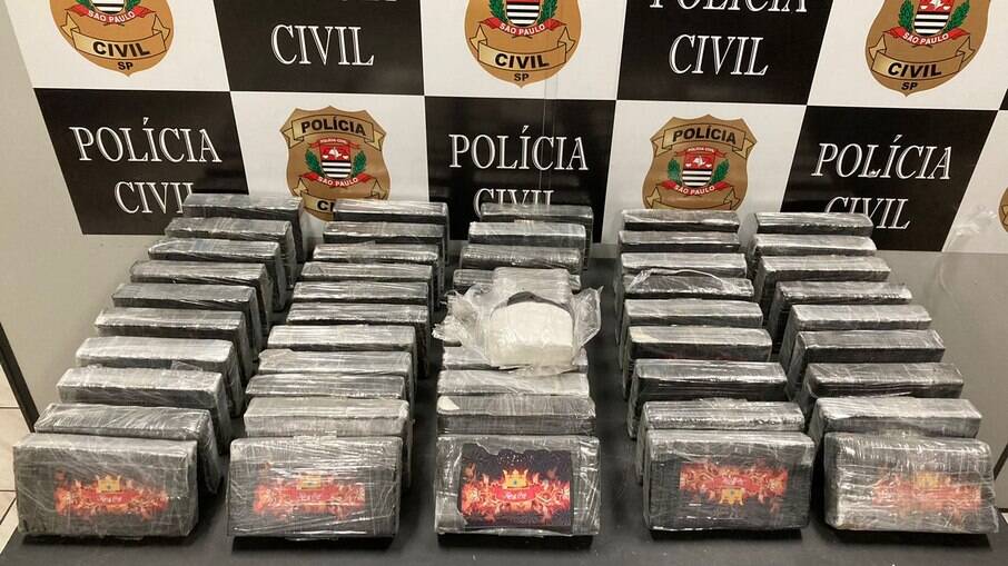 O veículo estava em um galpão pronto para sair e fazer o transporte da droga O veículo estava em um galpão pronto para sair e fazer o transporte da droga