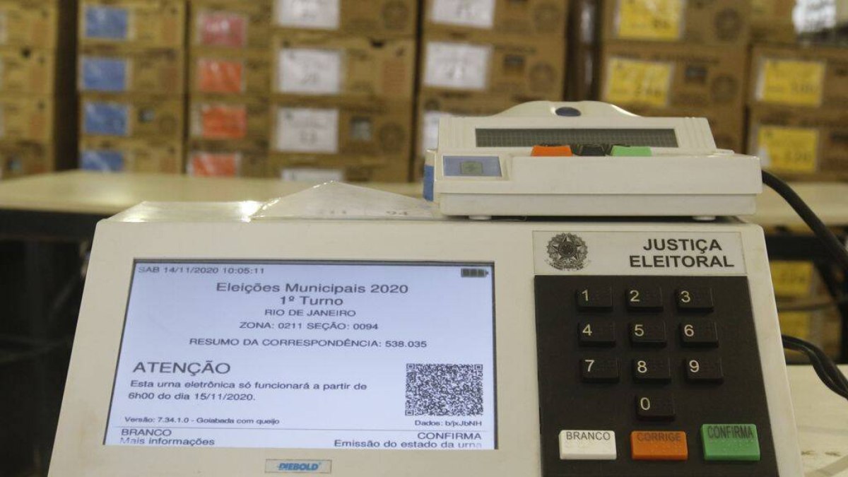 Após ataques de Bolsonaro, OAB e associações de juízes defendem as urnas eletrônicas e a Justiça Eleitoral