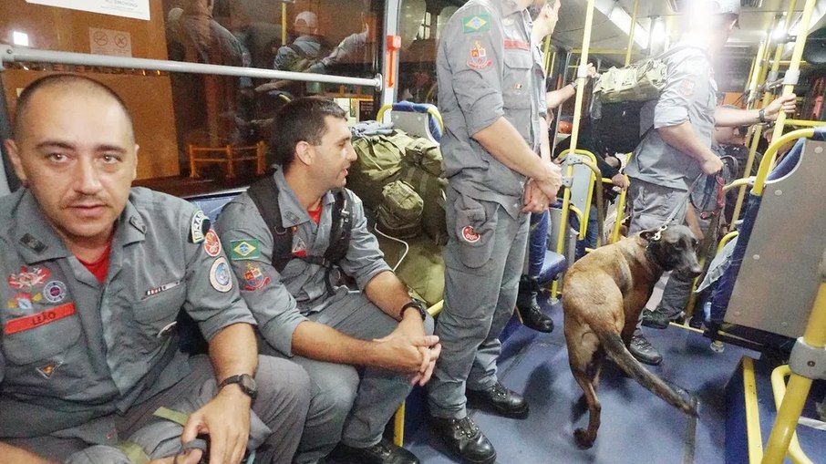 Bombeiros embarcaram na madrugada desta quinta (9)