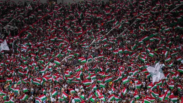 Torcida%20do%20Fluminense%20prepara%20festa%20com%20bandeiras%20no%20Maracan%C3%A3