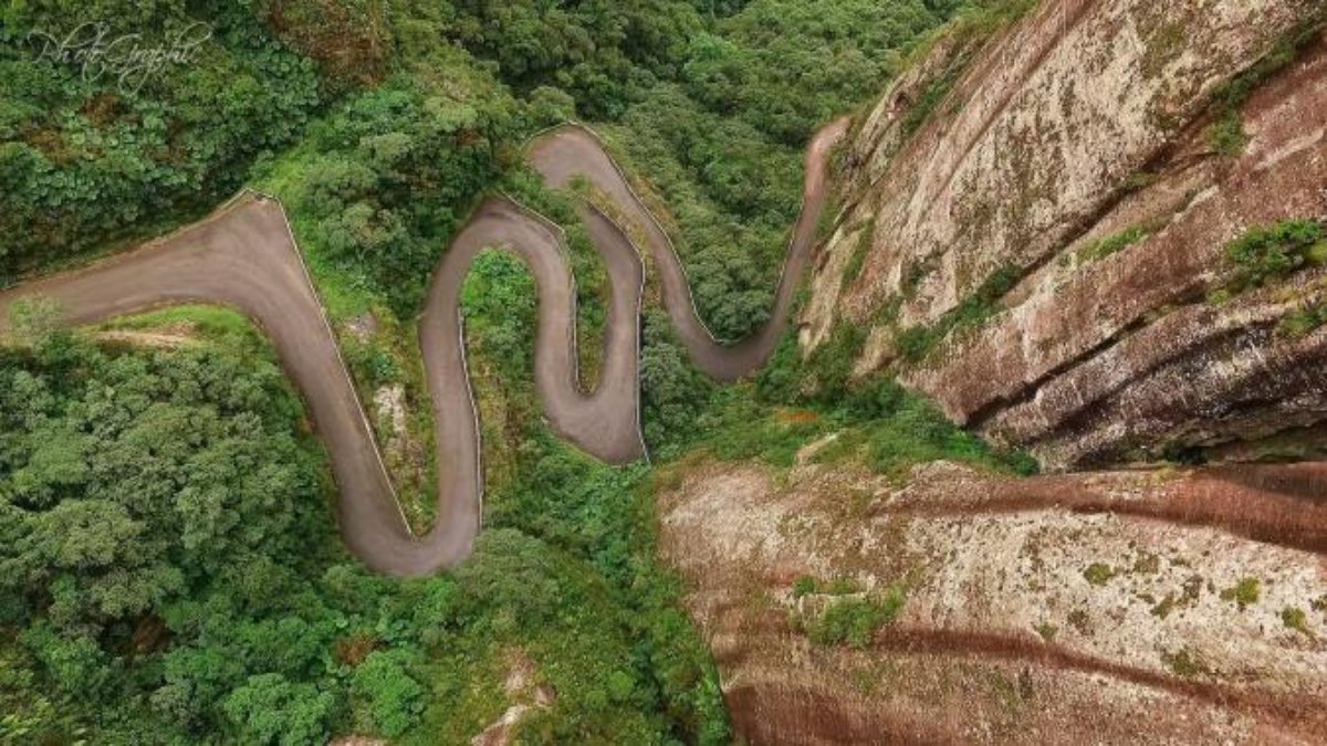 A Serra do Corvo Branco exemplifica como é a maior parte do terreno da região, acidentado, sinuoso e com mata fechada A Serra do Corvo Branco exemplifica como é a maior parte do terreno da região, acidentado, sinuoso e com mata fechada