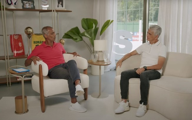 Romário durante uma entrevista com Bebeto em seu canal no YouTube