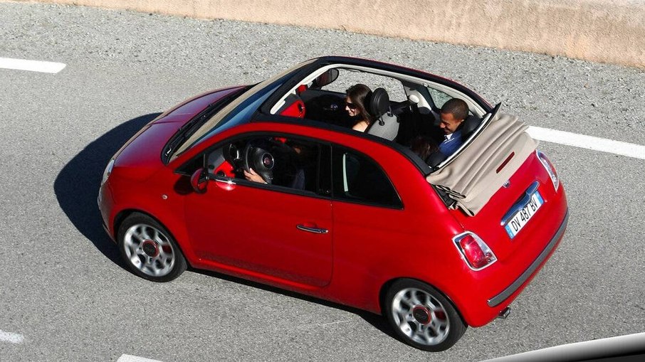Fiat 500 teve versão Cabrio, que também chegou a ser vendida no Brasil com motor 1.4 Fire Evo flex