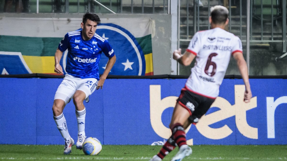 David Luiz marca, Flamengo vence Cruzeiro e volta para o G4 do Brasileirão