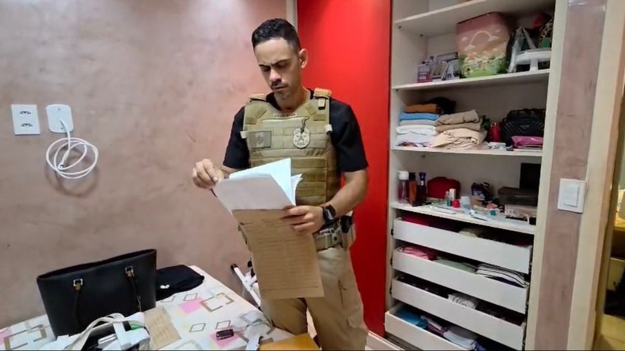 Suspeita usava falsa atualização de aplicativo para desviar dinheiro
