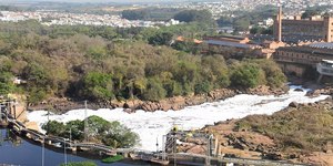Espuma volta a cobrir o Rio Tietê, em Salto (SP); entenda por quê