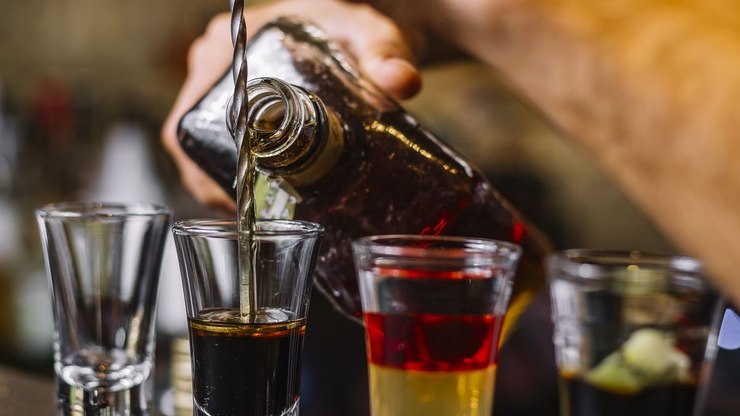 Operação investiga bares por bebidas com metanol em Barueri e SP