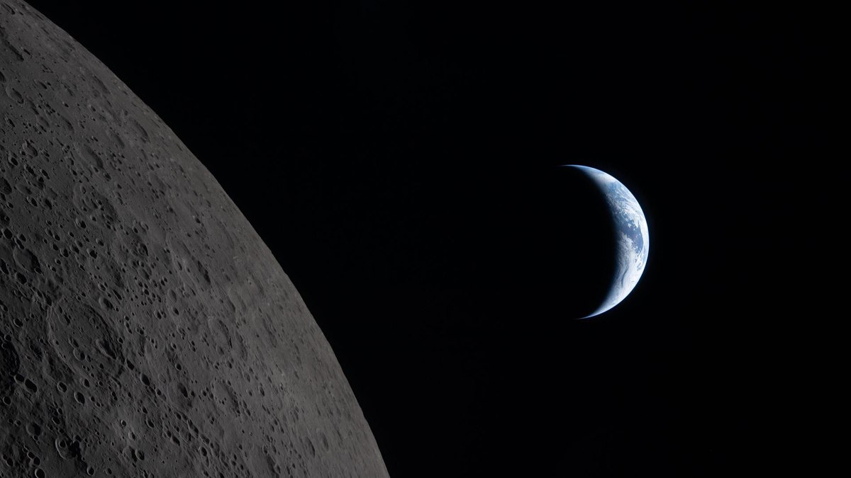 Vista da Lua com a Terra crescente de fundo durante a missão Artemis II Vista da Lua com a Terra crescente de fundo durante a missão Artemis II