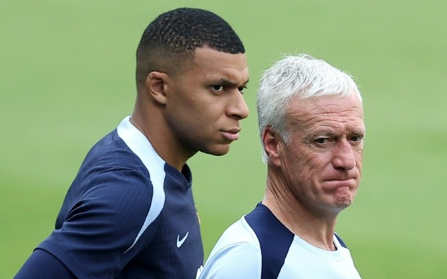 Kylian Mbappé (E) e Didier Deschamps (D) durante treino da seleção francesa