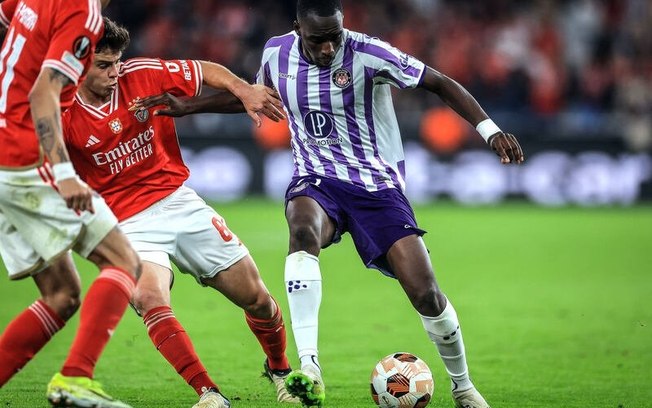 Jogadores de Benfica e Toulouse em disputa de bola nos playoffs da Liga Europa - Foto: Patricia de Melo Moreira/AFP via Getty Images