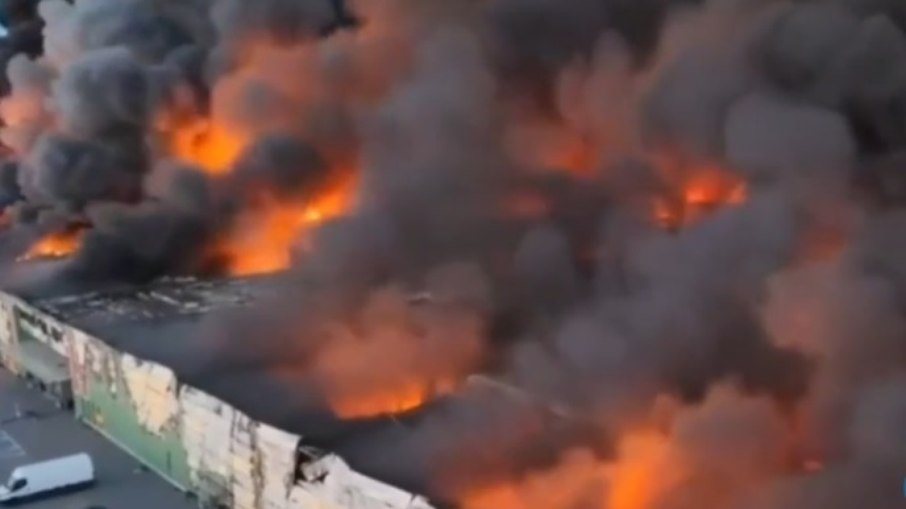 Incêndio de grandes proporções destruiu 80% de um shopping na Polônia