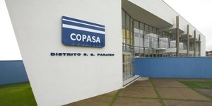 Sem água, moradora leva roupa para lavar em sede da Copasa
