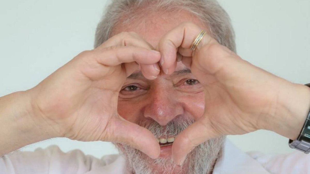 Lula fazendo coração