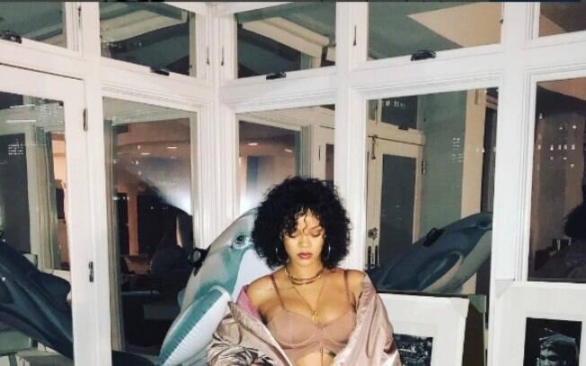 Rihanna posa sensual com lingerie e prova que não precisa estar nos padrões para ser sexy e provocante