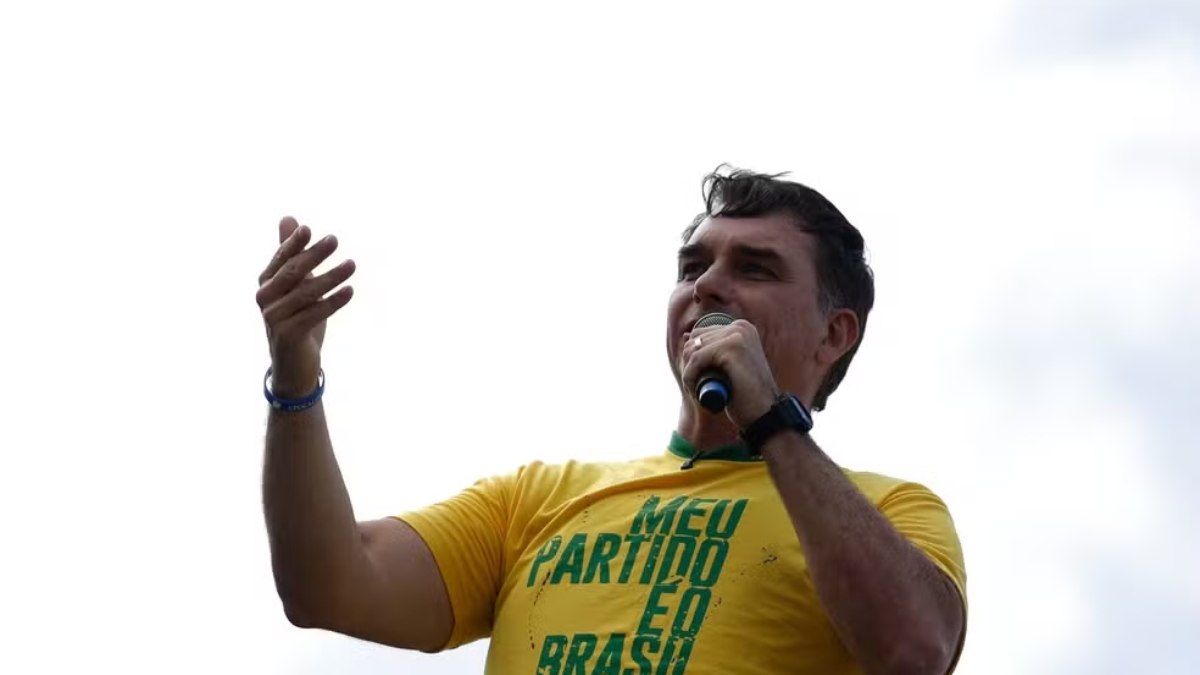 Flávio não driblou autoridades ao fugir. Driblou seus eleitores