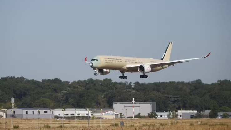 Rota mais longa do mundo: avião bate recorde com voo de 24 horas
