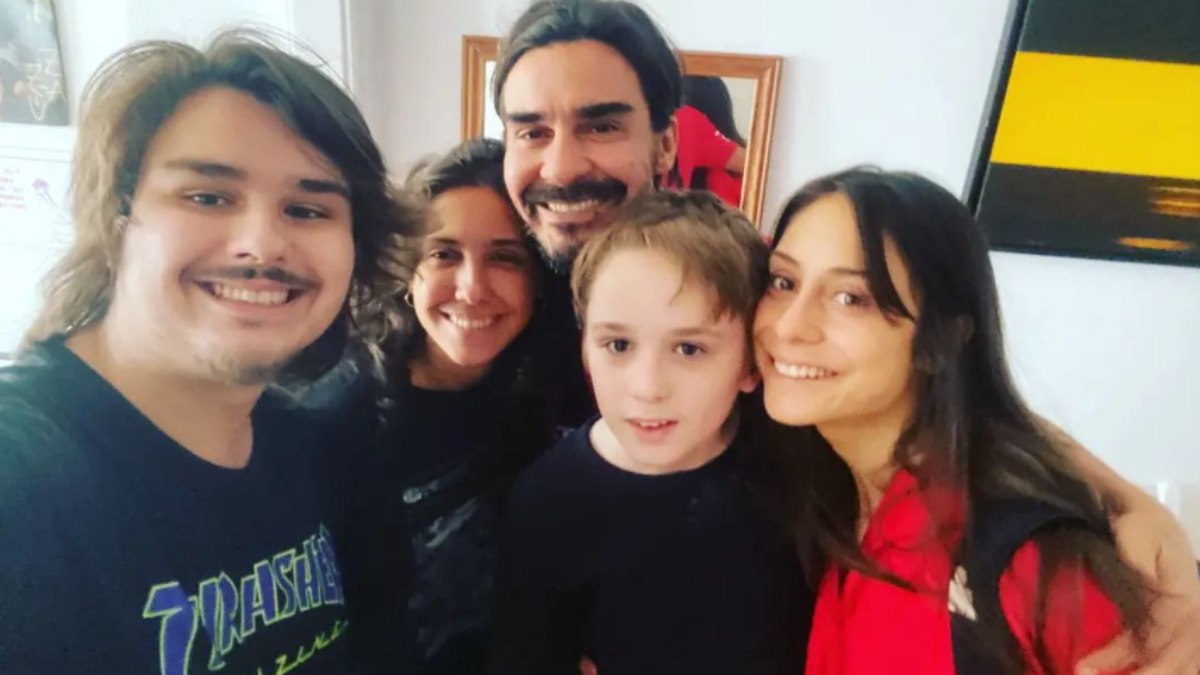 Após polêmica de pensão, André Gonçalves passeia com filhos e enteado