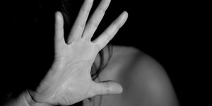 Mulher finge tomar remédio para fugir do ex após 4 dias presa