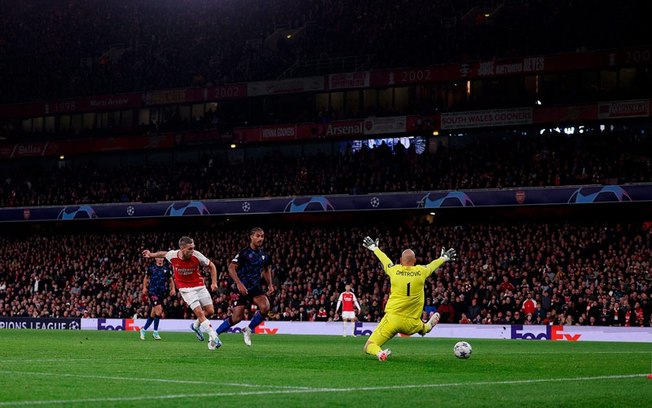 Momento do gol marcado por Trossard, o primeiro da vitória do Arsenal por 2 a 0 sobre o Sevilla - Foto: Adrian Dennis/Getty Images