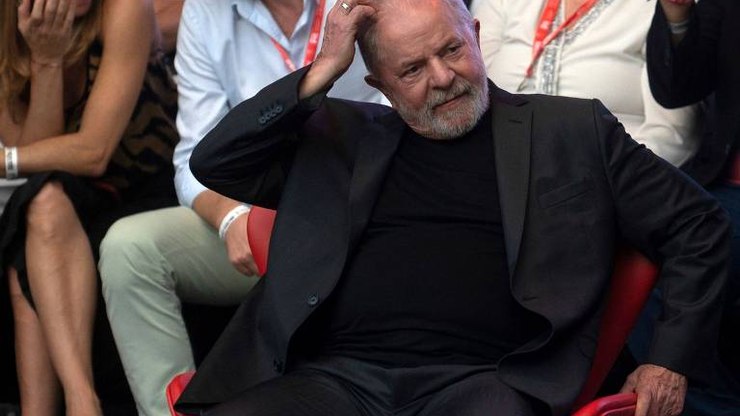 Lula passa por segunda sessão de radioterapia em Brasília