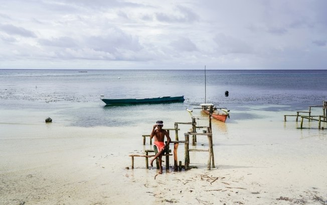 Na praia de Kadoda, perto do vilarejo de Pulu Papan, onde vivem pescadores Bajau, em 3 de julho de 2024, na Indonésia